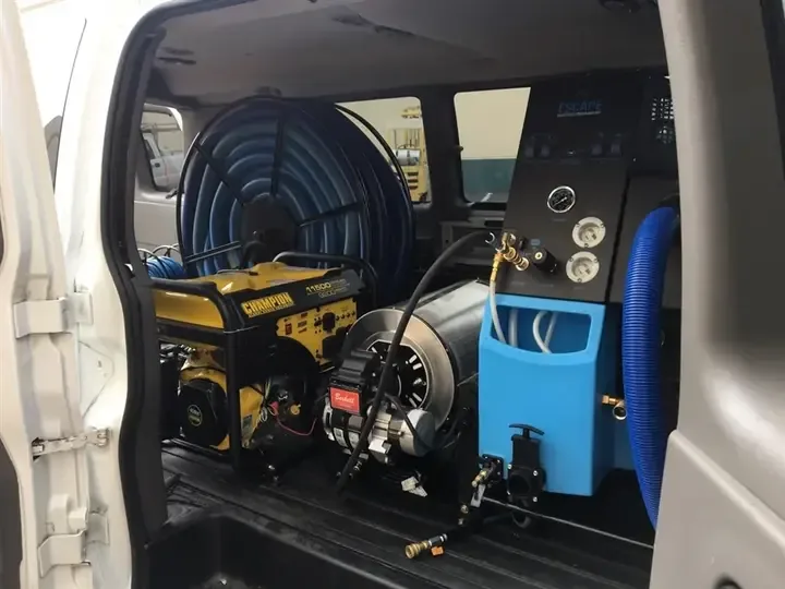 Truck mounted extraction unit with a hose reel carried in a service van